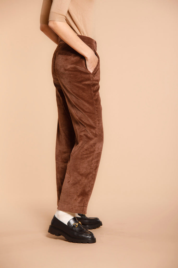 Immagine 2 di pantaloni chino da donna in velluto color mattone scuro modello New York Cropped di Mason's