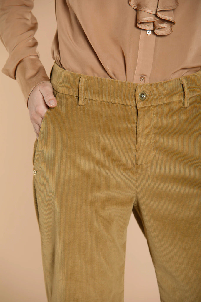 Image 3 of women's chino pants in carpenter-colored corduroy New York Straight model by mason's