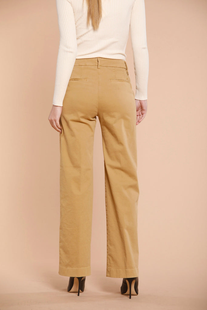 Image 3 of women's chino pants in carpenter-colored satin New York Straight model by Maosn's
