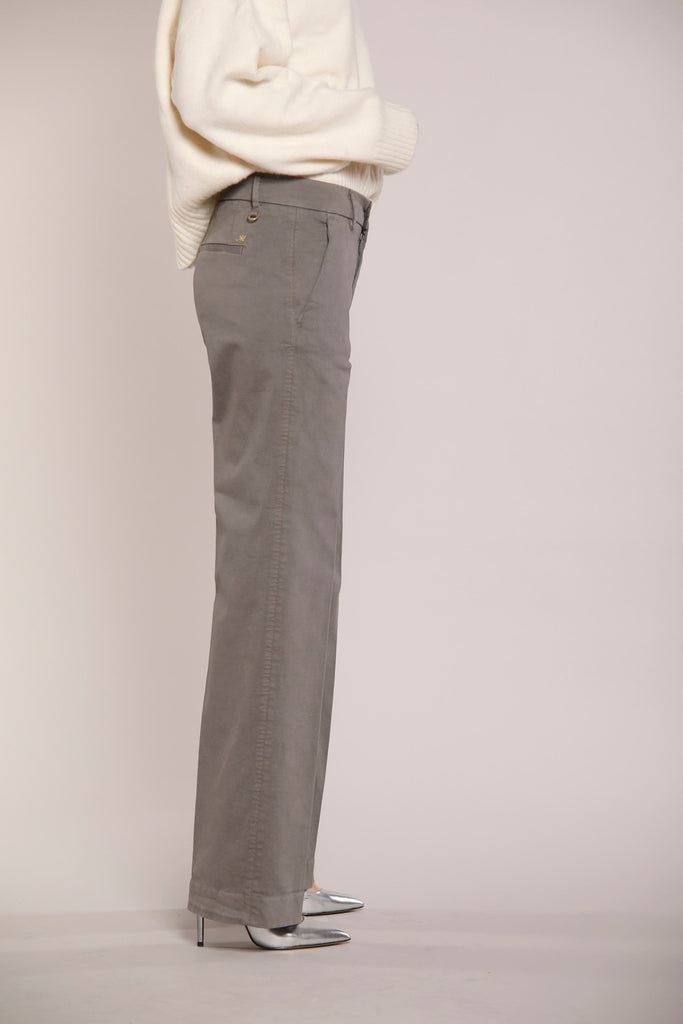 Image 3 of women's chino pants in dark gray satin New York Straight model by Mason's