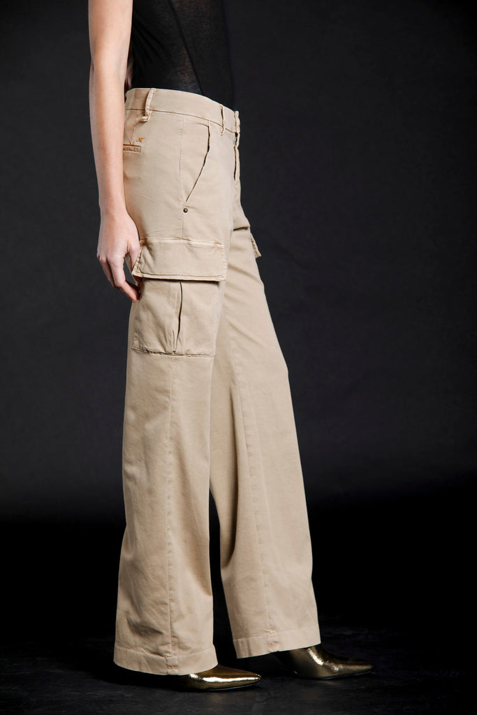 Immagine 4 di pantalone cargo da donna in gabardina colore biscotto modello Victoria di Mason's 