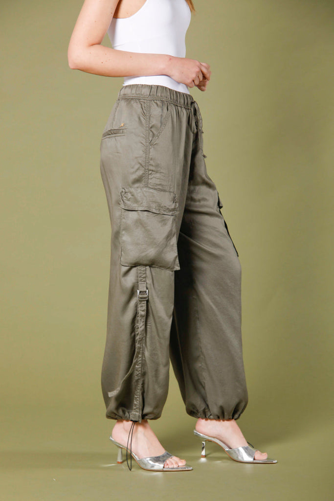 Immagine 4 di pantalone cargo jogger donna in cotone modal verde militare modello Francis di Mason's