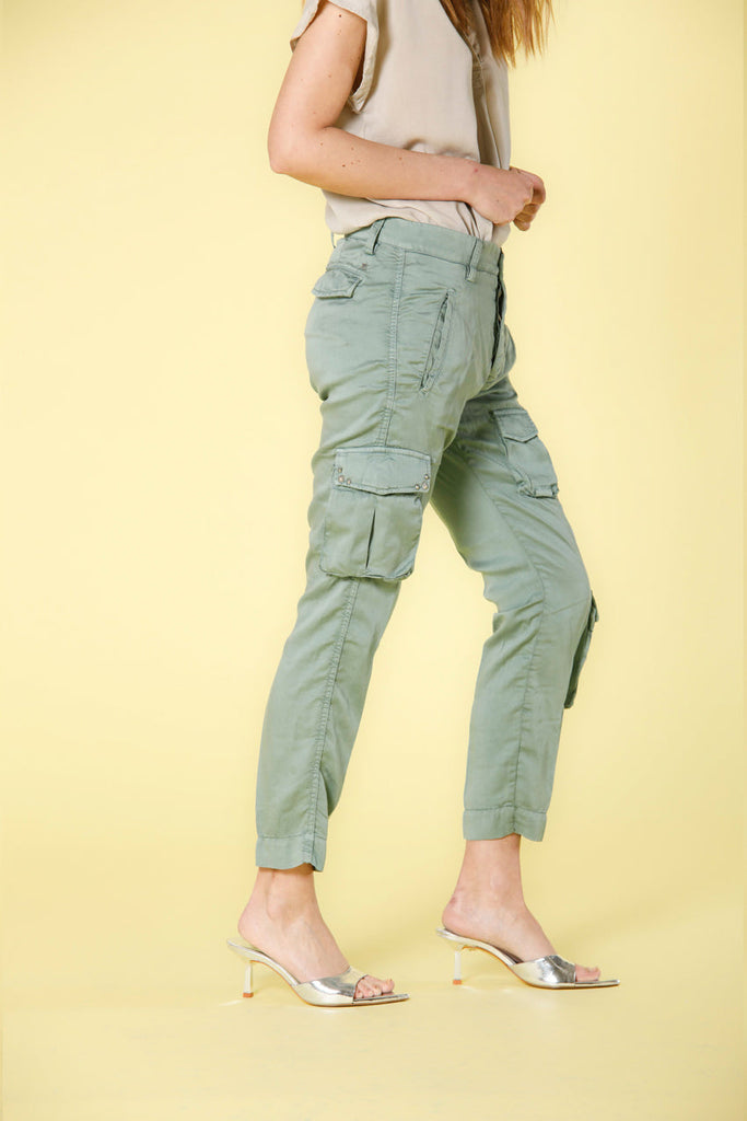 immagine 3 di pantalone cargo donna in tencel con borchie modello asia snake colore verde menta relaxed fit di mason's 