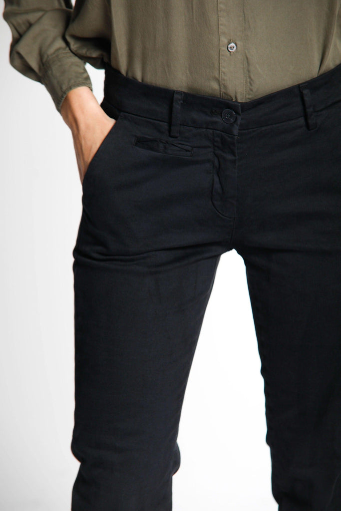 Immagine 2 di pantalone chino donna in raso color nero modello New York Slim di Mason's