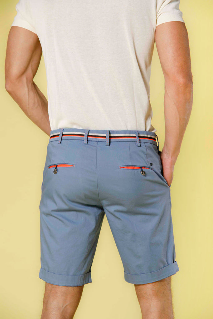 immagine 3 di bermuda chino uomo in raso stretch modello Milano start colore celeste slim fit di Mason's 