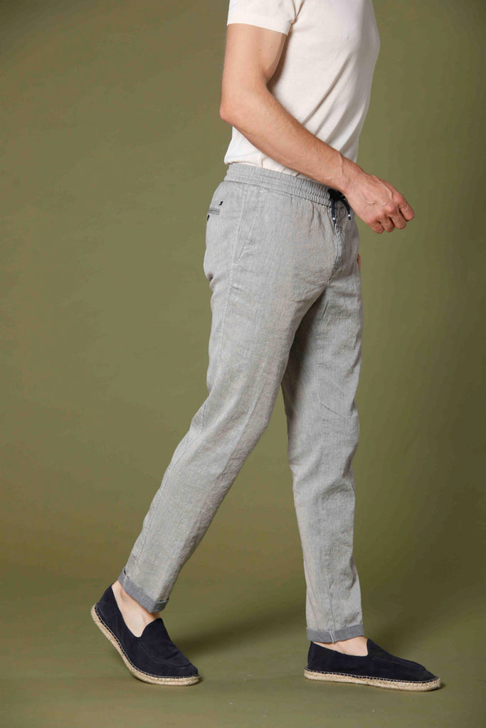 Immagine 4 di pantalone chino jogger uomo in lino e cotone color stucco modello New York Sack di Mason's