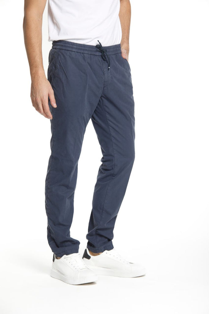 Immagine 3 di pantalone chino jogger uomo in tencel e cotone blu navy modello New York di Mason's