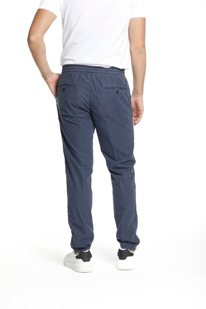 Immagine 4 di pantalone chino jogger uomo in tencel e cotone blu navy modello New York di Mason's