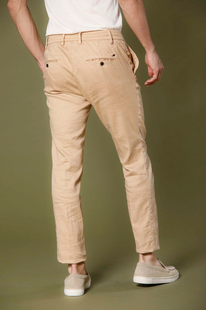 Immagine 4 di pantalone chino jogger uomo in lino e cotone color kaki scuro modello Milano Jogger di Mason's