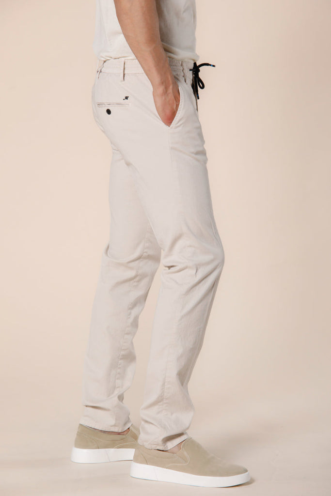 Immagine 5 di pantalone chino jogger uomo in cotone e tencel color stucco modello Milano Jogger di Mason's