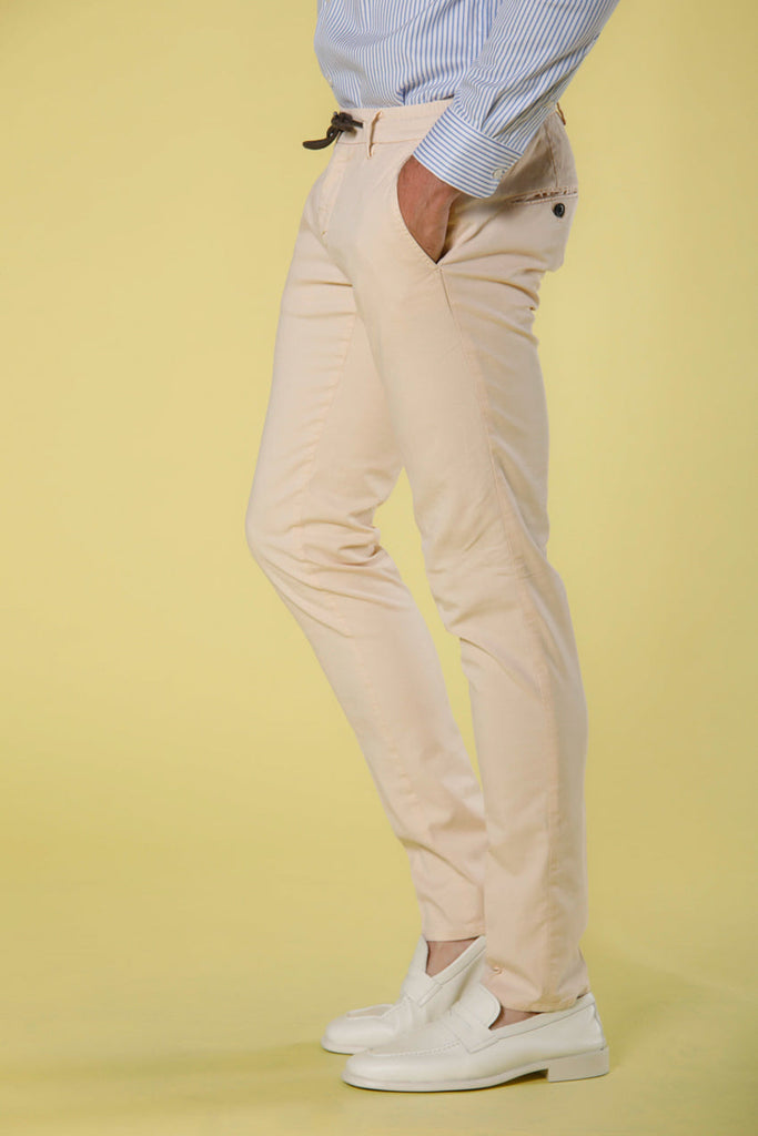 Immagine 4 di pantalone chino jogger uomo in cotone e tencel rosa pastello modello Milano Jogger di Mason's