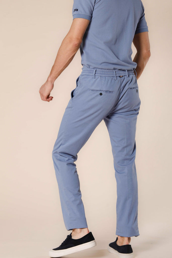 Immagine 4 di pantalone chino jogger uomo in cotone e tencel azzurro modello Milano Jogger di Mason's