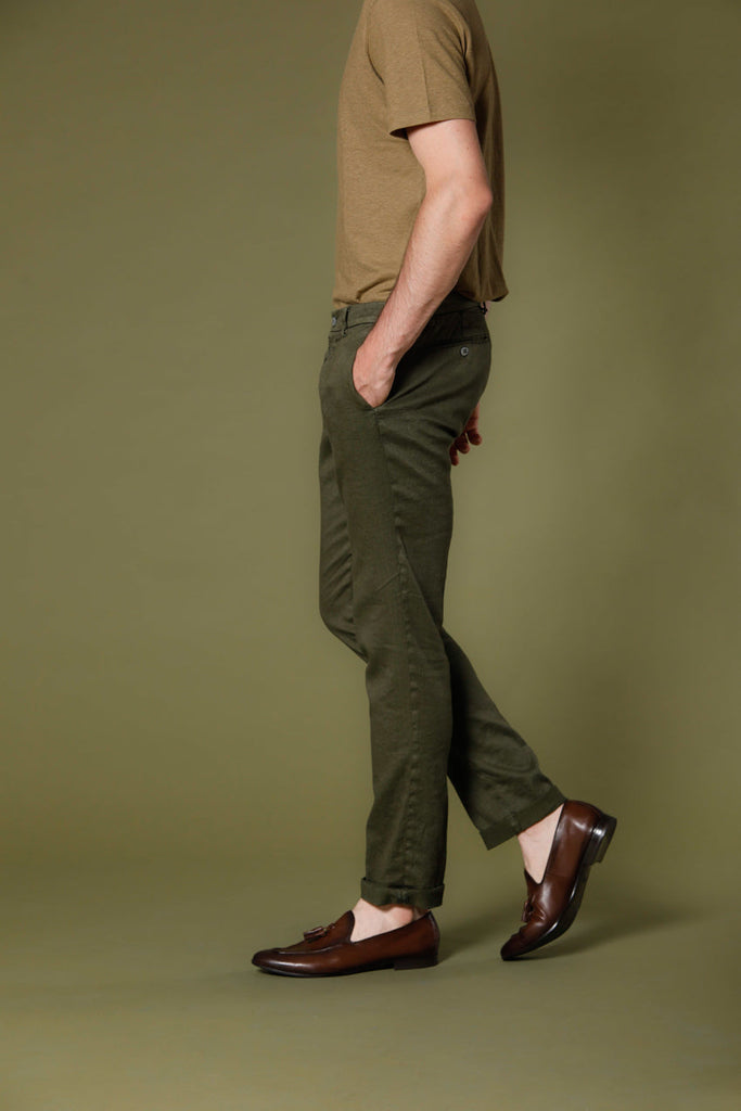 Immagine 4 di pantalone chino uomo in lino e twill di cotone verde modello New York di Mason's