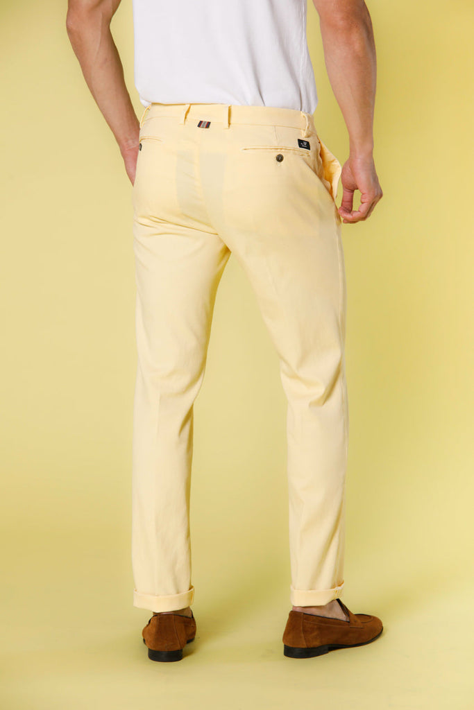 Immagine 3 di pantalone chino da uomo in cotone e tencel piquet giallino modello New York di Mason's