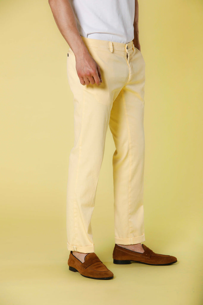 Immagine 4 di pantalone chino da uomo in cotone e tencel piquet giallino modello New York di Mason's