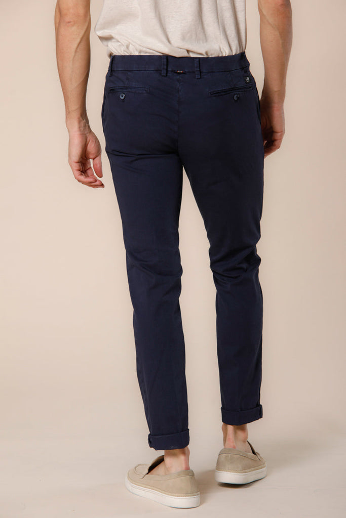 Immagine 4 di pantalone chino da uomo in raso blu navy modello New York di Mason's