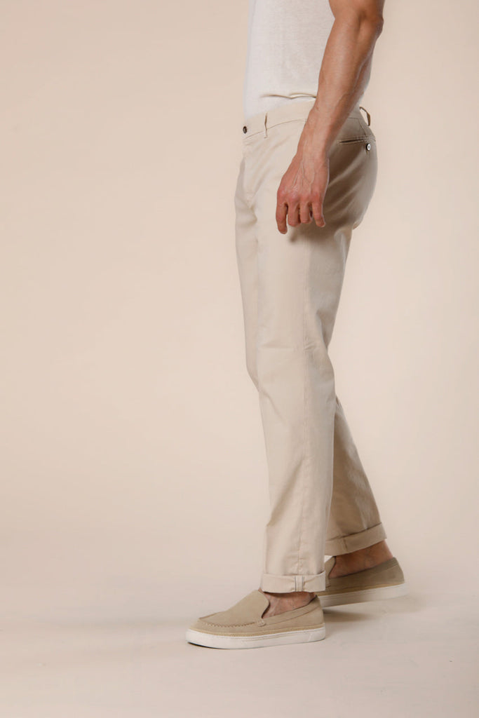 Immagine 3 di pantalone chino da uomo in raso stretch stucco modello New York di Mason's