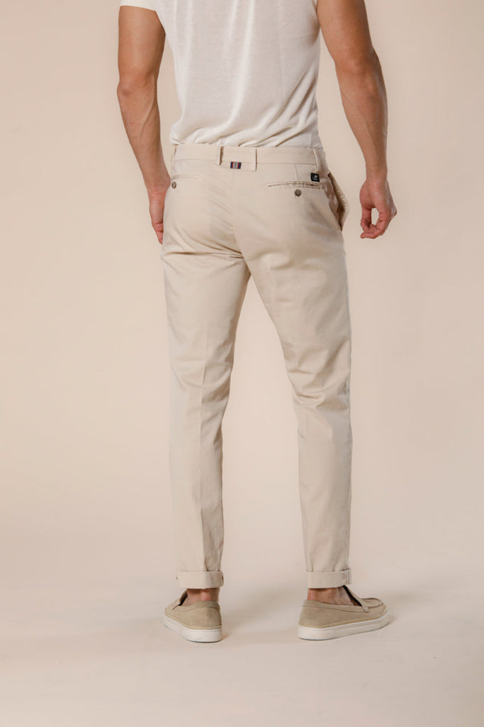 Immagine 4 di pantalone chino da uomo in raso stretch stucco modello New York di Mason's