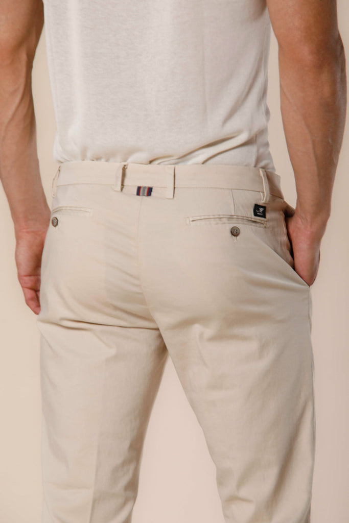 Immagine 2 di pantalone chino da uomo in raso stretch stucco modello New York di Mason's