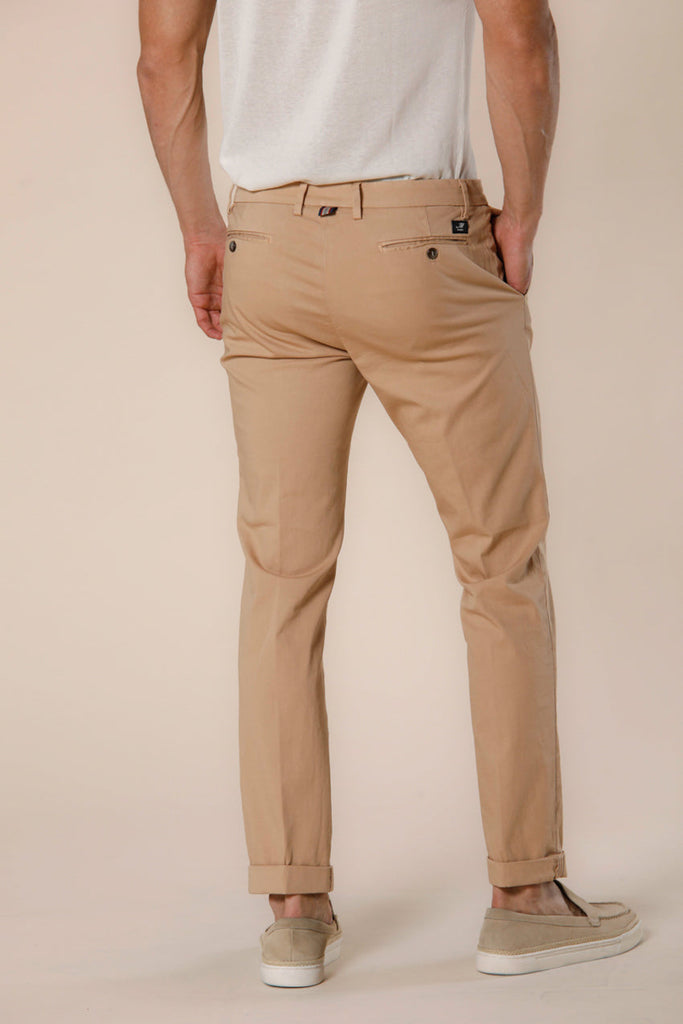 Immagine 3 di pantalone chino uomo in raso stretch color kaki scuro modello New York di Mason's