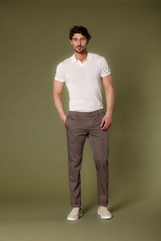 Immagine 2 di pantalone chino uomo in raso stretch marroncino modello New York di Mason's