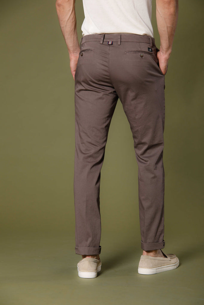 Immagine 4 di pantalone chino uomo in raso stretch marroncino modello New York di Mason's