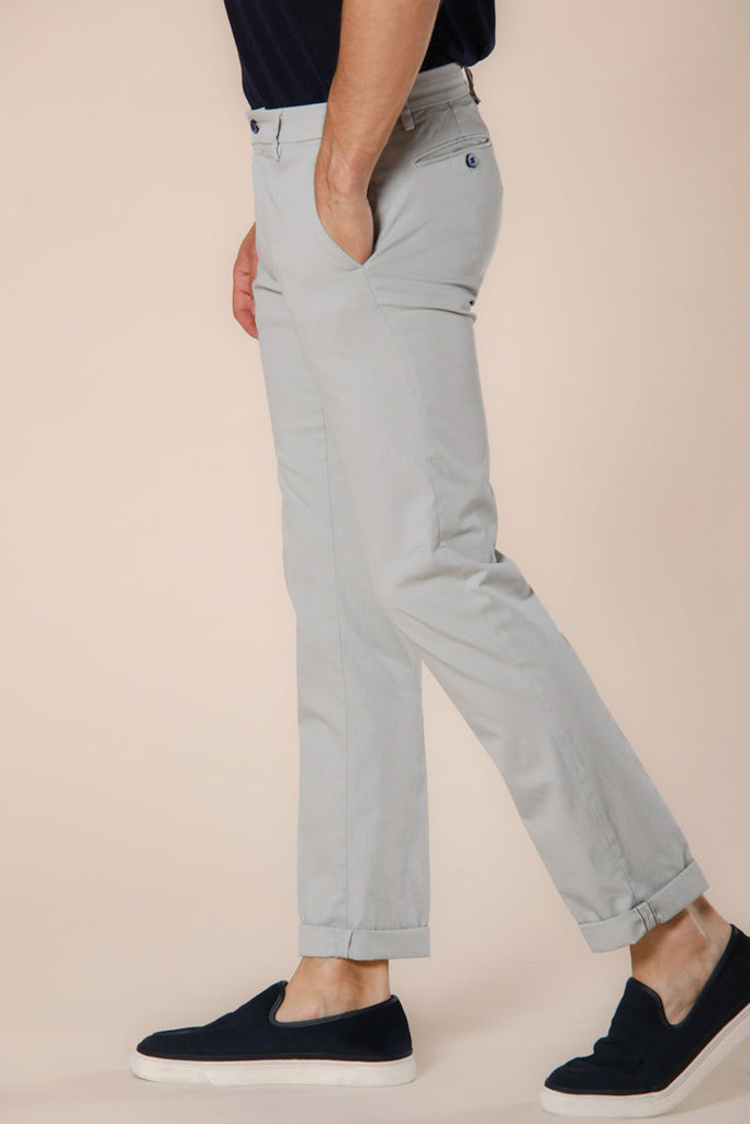 Immagine 4 di pantalone chino uomo in raso stretch celestino modello New York di Mason's
