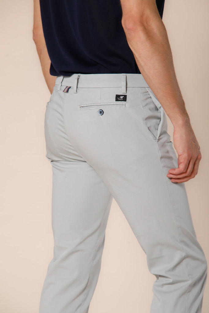 Immagine 2 di pantalone chino uomo in raso stretch celestino modello New York di Mason's