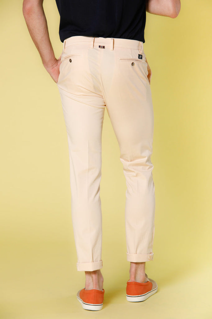 Immagine 4 di pantalone chino da uomo in raso stretch rosa pastello modello New York di Mason's
