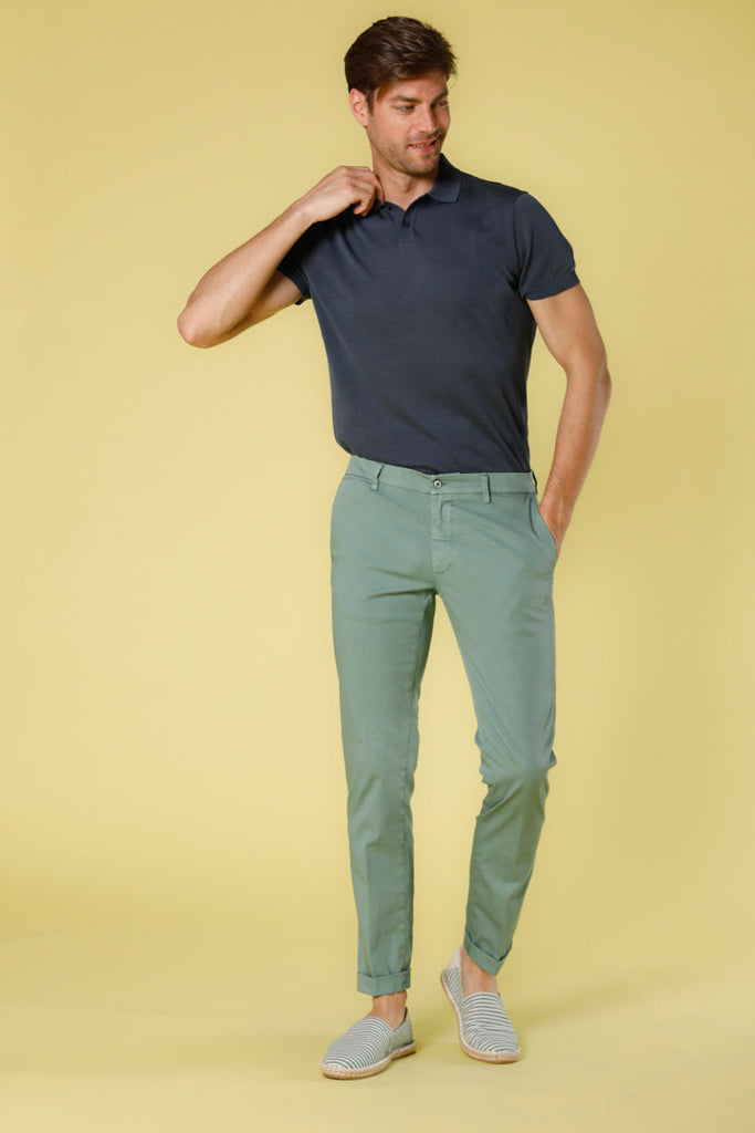 Immagine 5 di pantalone chino da uomo in raso stretch verde menta modello New York di Mason's