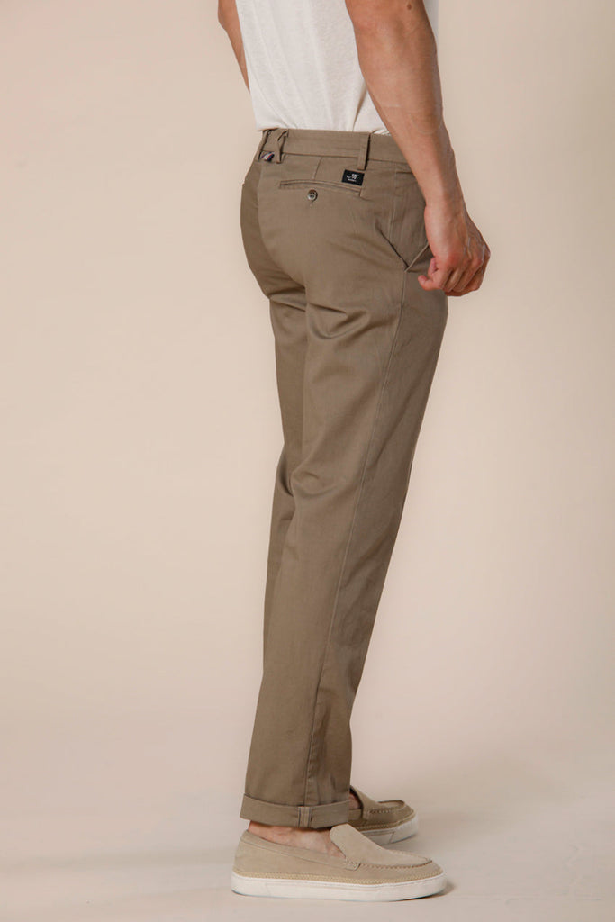 Immagine 4 di pantalone chino uomo in raso stretch color stucco scuro regular