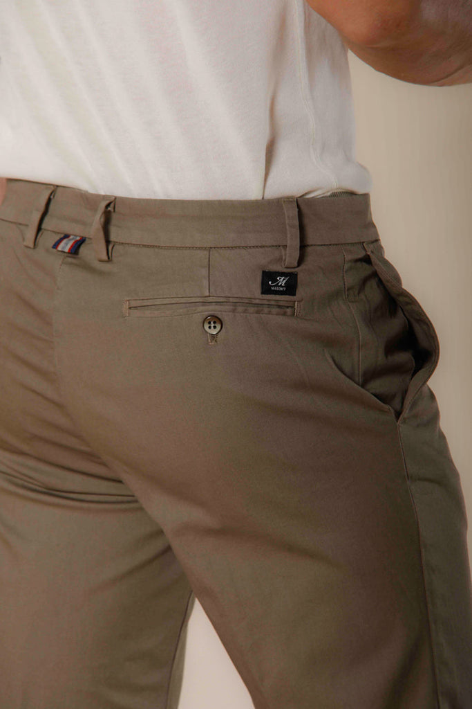 Immagine 2 di pantalone chino uomo in raso stretch color stucco scuro regular