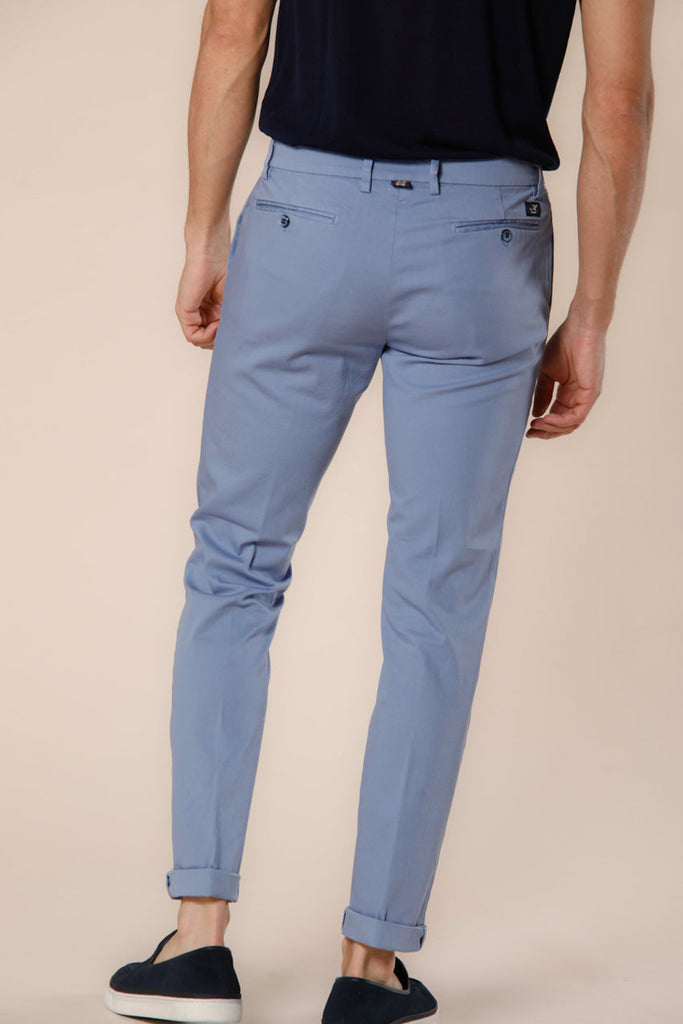 Immagine 3 di pantalone chino da uomo in raso stretch azzurro modello New York di Mason's