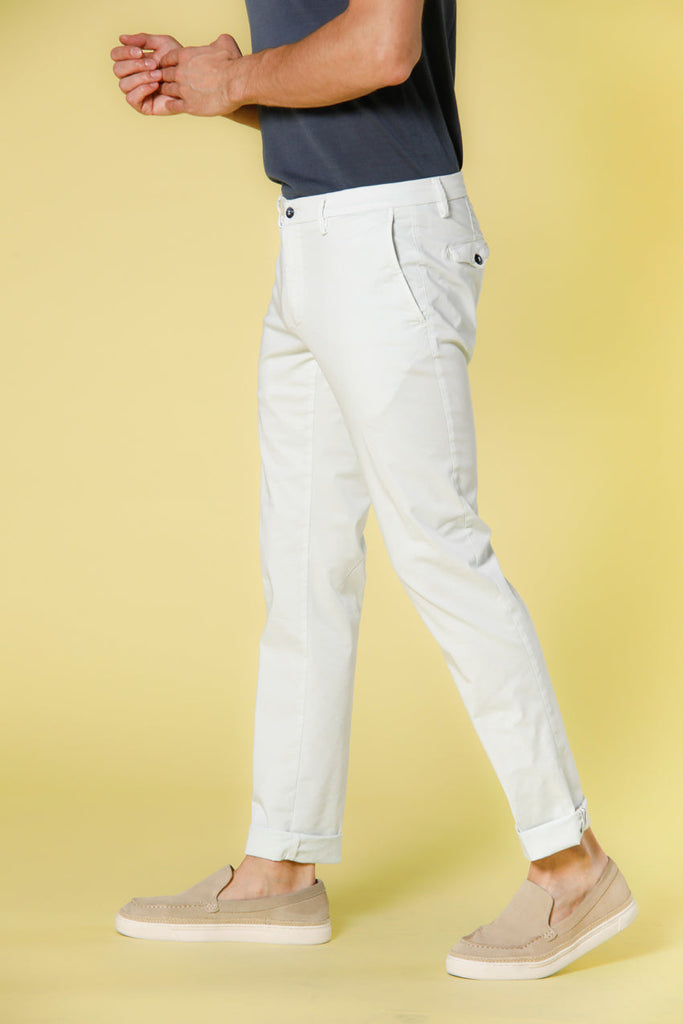 Immagine 3 di pantalone chino da uomo in gabardina colore celestino modello New York City di Mason's