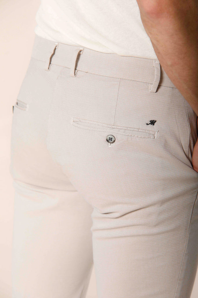 Immagine 3 di pantalone chino uomo in cotone color stucco con trama jacquard modello Milano Style di Mason's