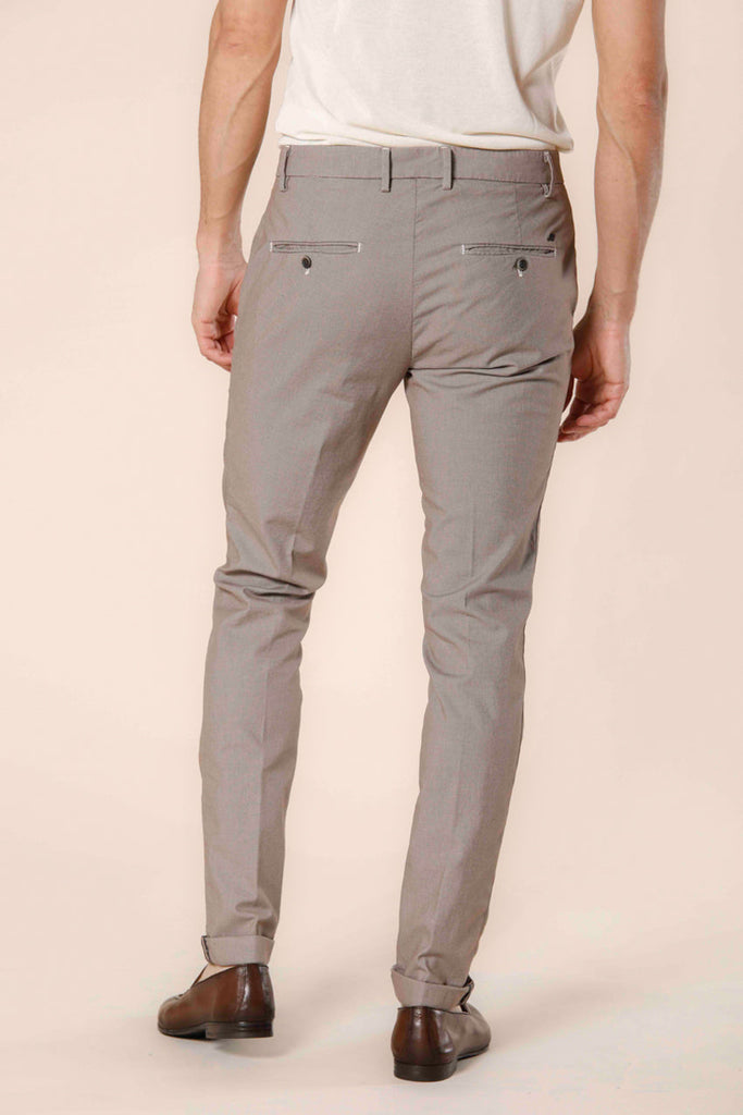 Immagine 4 di pantalone chino uomo in cotone color stucco con trama occhio di pernice modello Milano Style di Mason's