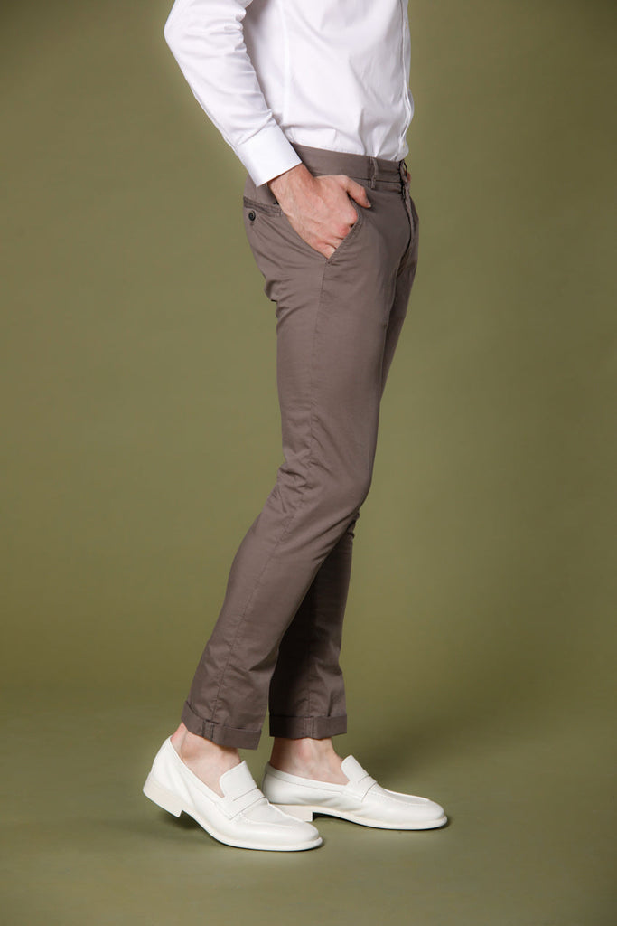 Immagine 4 di pantalone chino uomo in gabardina stretch color marroncino modello Milano Style di Mason's
