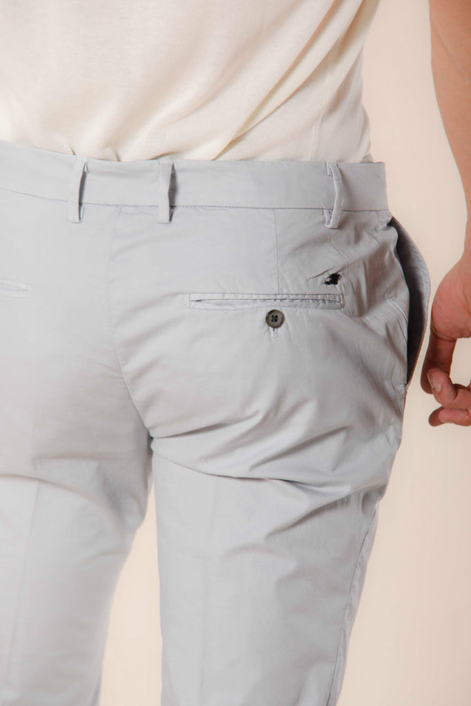 Immagine 2 di pantalone chino uomo in gabardina stretch color grigio chiaro modello Milano Style di Mason's