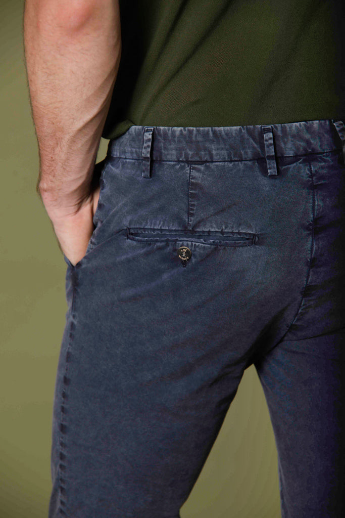 Immagine 5 di pantalone chino uomo in twill stretch color blu navy modello Milano Style Essential di Mason's