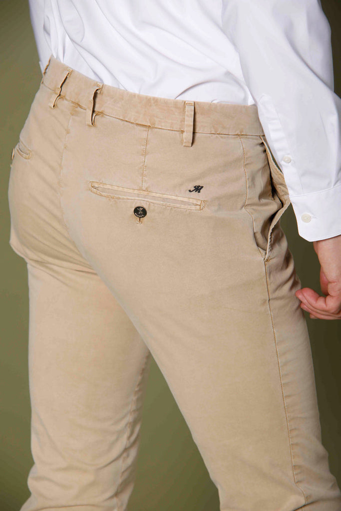Immagine 3 di pantalone chino uomo in twill stretch color kaki scuro modello Milano Style Essential di Mason's