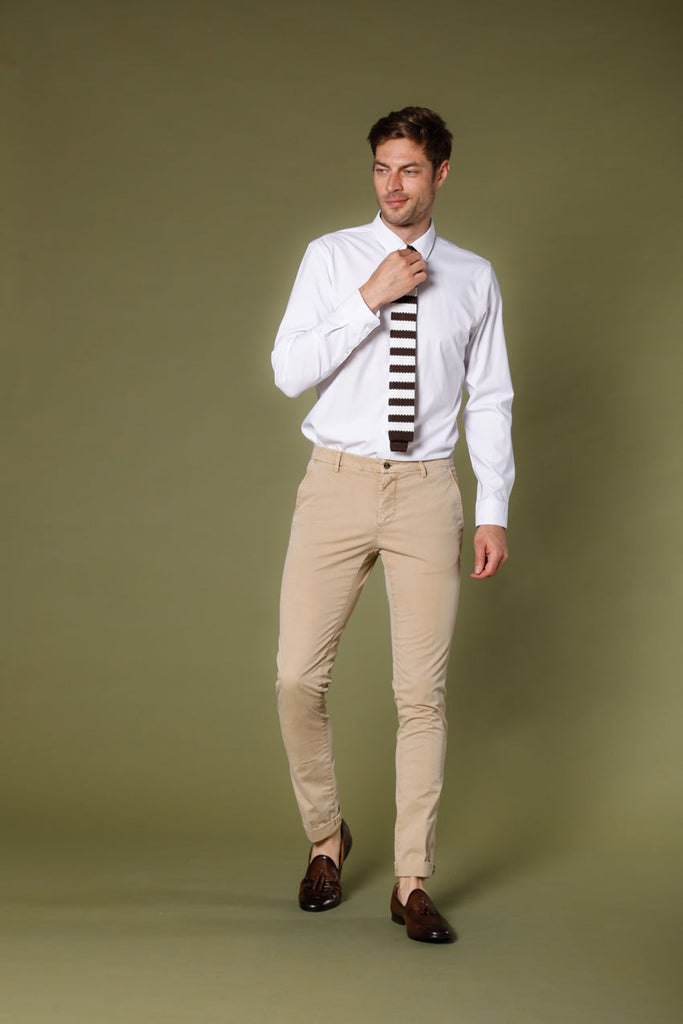 Immagine 2 di pantalone chino uomo in twill stretch color kaki scuro modello Milano Style Essential di Mason's