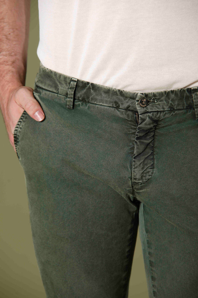 Immagine 2 di pantalone chino uomo in twill stretch verde modello Milano Style Essential di Mason's