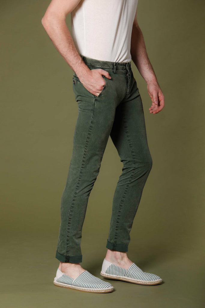 Immagine 5 di pantalone chino uomo in twill stretch verde modello Milano Style Essential di Mason's