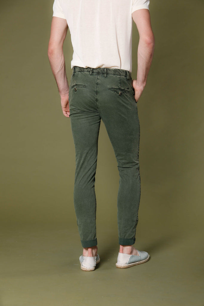 Immagine 4 di pantalone chino uomo in twill stretch verde modello Milano Style Essential di Mason's