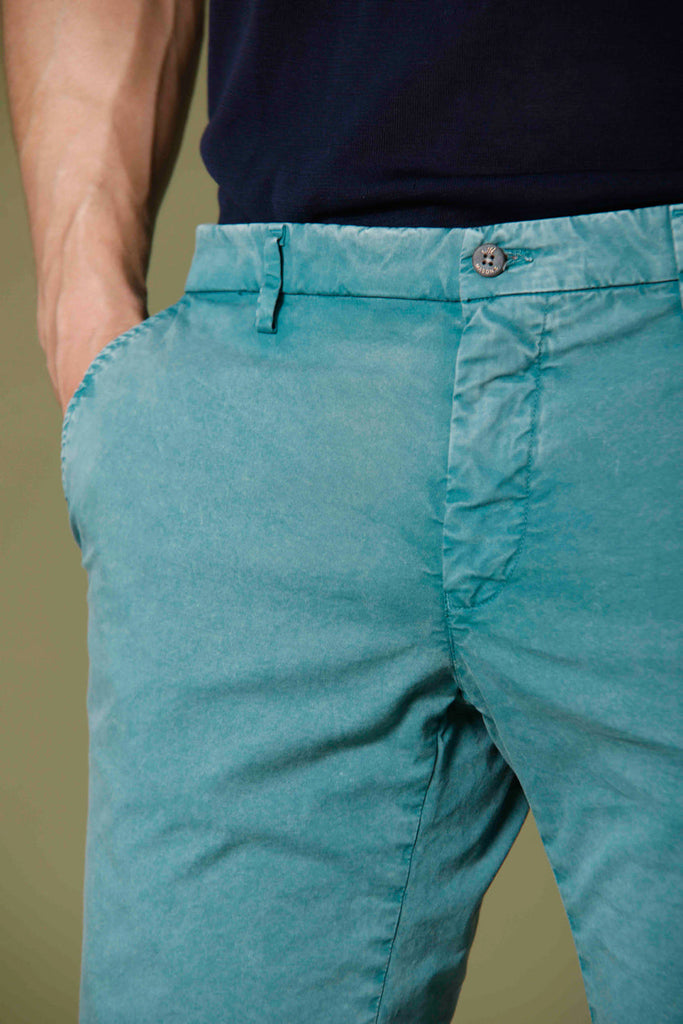 Immagine 3 di pantalone chino uomo in twill stretch color verde menta modello Milano Style Essential di Mason's