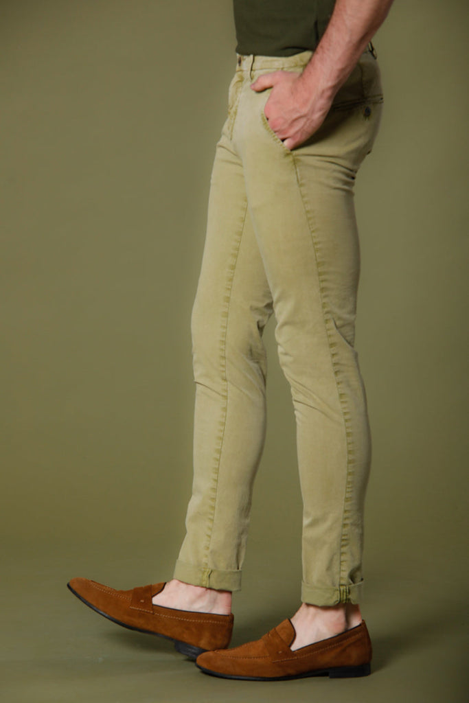 Immagine 5 di pantalone chino uomo in twill colore verde lime modello Milano Style Essential di Mason's