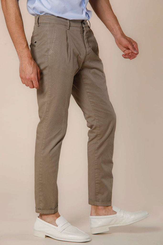 Image 4 of men's chino pants in stucco colored cotton and tencel twill Osaka 1 Pinces model by Mason's