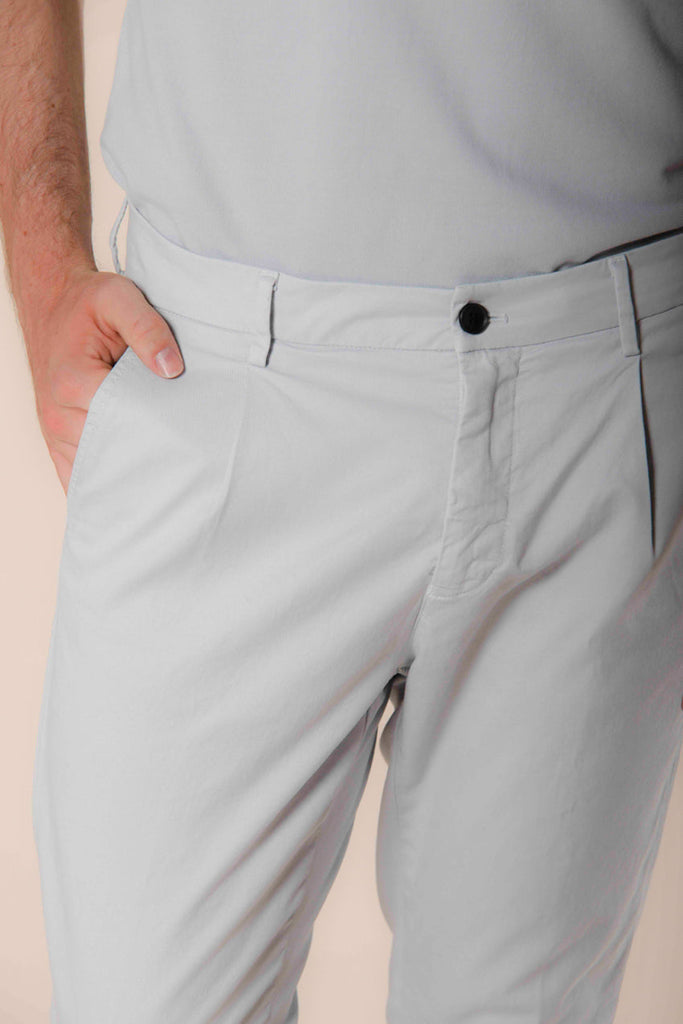 Image 3 of men's chino pants in light gray cotton and tencel twill Osaka 1 Pinces model by Mason's