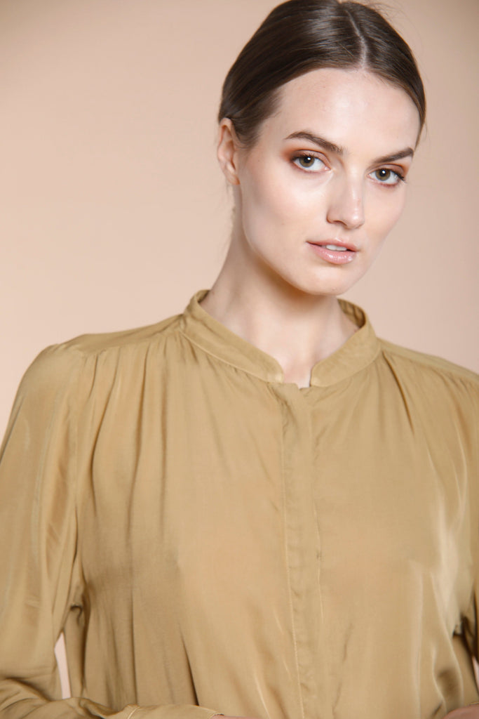 Immagine 1 di camicia da donna in viscosa color falegname con collo alla coreana modello Adele City di Mason's