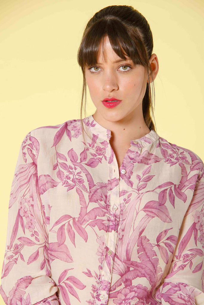 immagine 1 di camicia da donna a maniche lunghe in mussola con stampa a fiori e collo alla coreana modello Delhi colore rosa di Mason's 